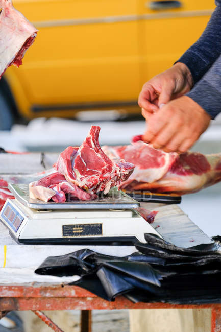 Вулиця м'ясника різання м'яса біля великого базару в Бухара, Узбекистан — стокове фото