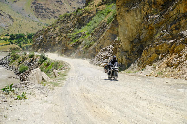 Таджикистан, мотоциклист по дороге в Памир — стоковое фото