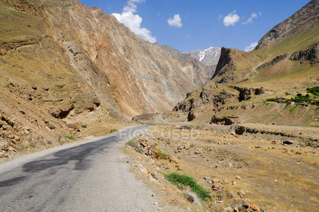 Tayikistán, conducir por carretera en las montañas de Wakhan Valle por el río Panj - foto de stock