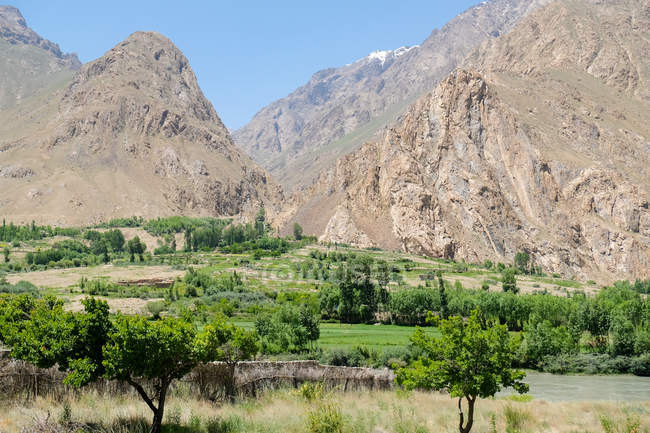 Tayikistán, montañas y valle de Wakhan junto al río Panj - foto de stock