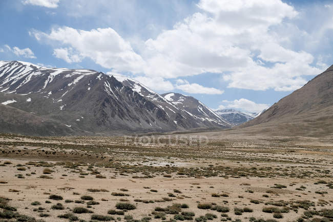Tayikistán, Wakhan Valley paisaje escénico con vistas a las montañas - foto de stock