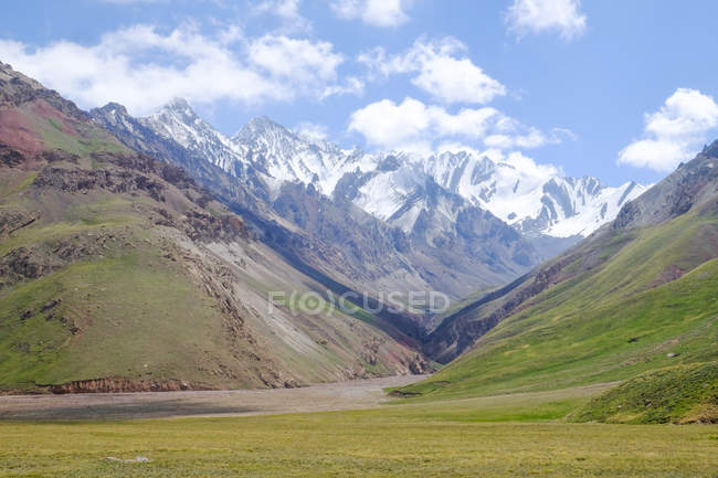 Landscape of valley between mountains at Tajik and Kyrgyz borders, Tajikistan — Stock Photo