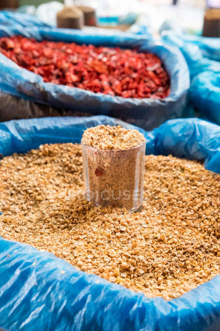 Kyrgyzstan, Osh region, Osh, market scene on Big Bazaar in Osh, spices bags — Stock Photo