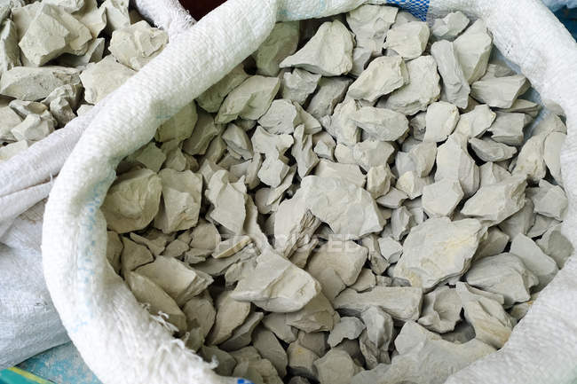 Kyrgyzstan, osh region, osh, Marktszene auf großem Basar in osh mit Kalksteinen in der Tasche — Stockfoto