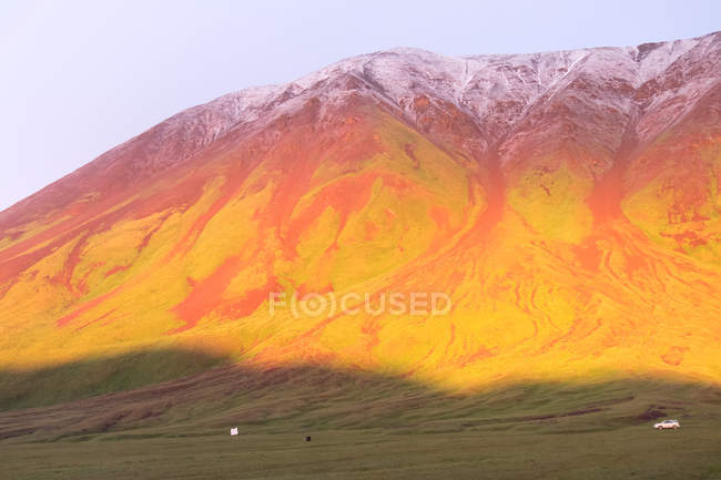 Quirguistão, região de Osh, pôr do sol no acampamento de iurtes, vista panorâmica das montanhas — Fotografia de Stock