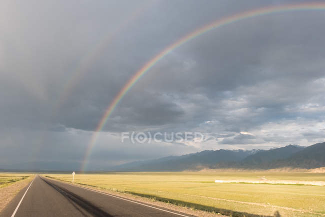 Kirghizistan, regione di Naryn, distretto di At-Bashi, doppio arcobaleno, strada per Tash Rabat — Foto stock