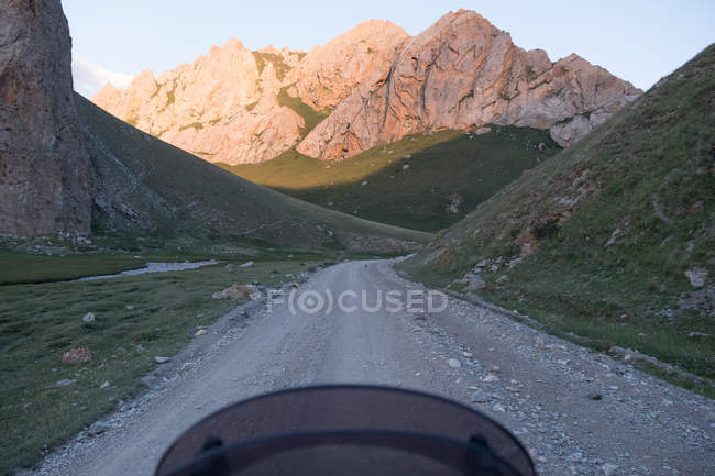 Киргизстан, Нарин регіону, в баші район, мотоцикл на грунтовій дорозі гори, Таш Рабат — стокове фото
