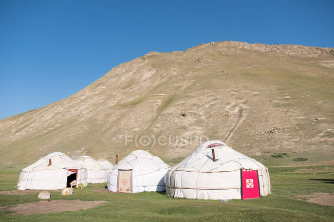 Kirguistán, Región de Naryn, Distrito de At-Bashi, Campamento de Yurtas, Tash Rabat - foto de stock