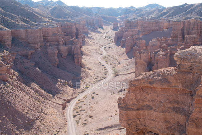 Luftaufnahme einer unbefestigten Straße durch den Charyn Canyon, Provinz Almaty, Rayymbek District, Kasachstan — Stockfoto