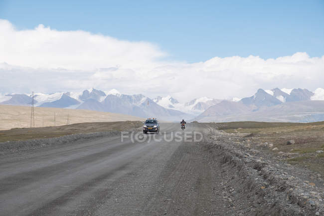 Kirghizistan, regione Issyk-Kul, Jety - Oguz, strada del traffico con montagne sullo sfondo — Foto stock