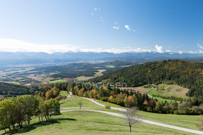 Austria, Carintia, Magdalensberg, En el Magdalensberg con hermosa vista - foto de stock