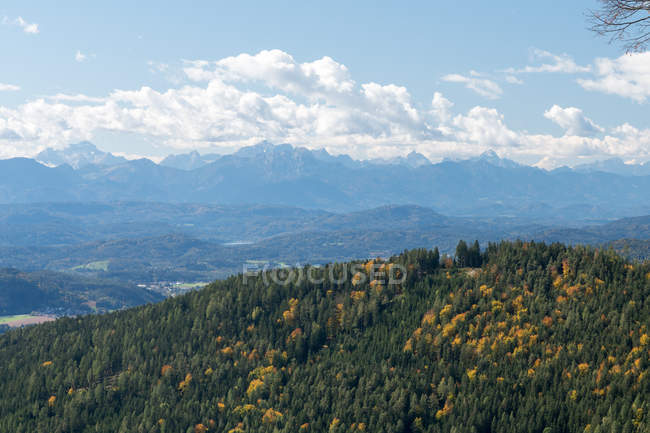 Áustria, Caríntia, Magdalensberg, Paisagem das montanhas aéreas — Fotografia de Stock