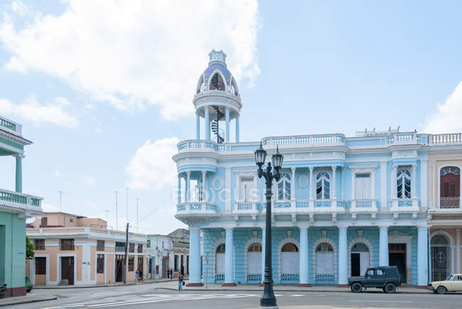 Cuba, Cienfuegos, Edifício na Praça, Plaza Armas no Monumento, Monumento Marti, carro estacionado na rua da cidade — Fotografia de Stock
