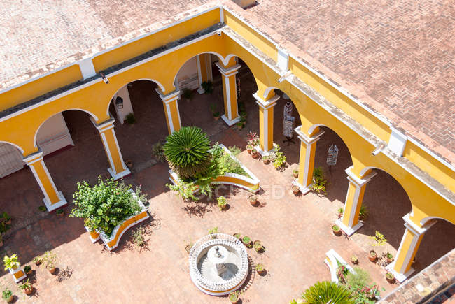Cuba, Sancti Sp?ritus, Trinidad, view from palace, Palacio de Cantero in courtyard — Stock Photo