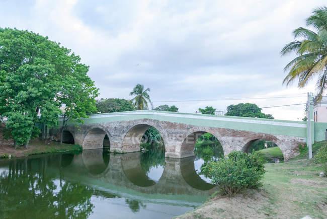 Cuba, sancti spiritus, beobachtender Blick auf Brücke, puente yayabo in sancti spiritus — Stockfoto
