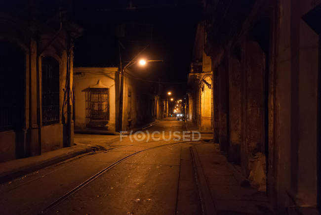 Куба, Сантьяго-де-Куба, Сантьяго-де-Куба, вулиці Сантьяго-де-Куба у нічний час — стокове фото