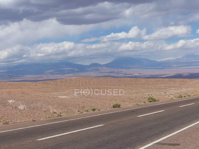 Chili, Région d'Antofagasta, Antofagasta, route en direction du désert de San Pedro et vue panoramique sur le paysage déserté — Photo de stock