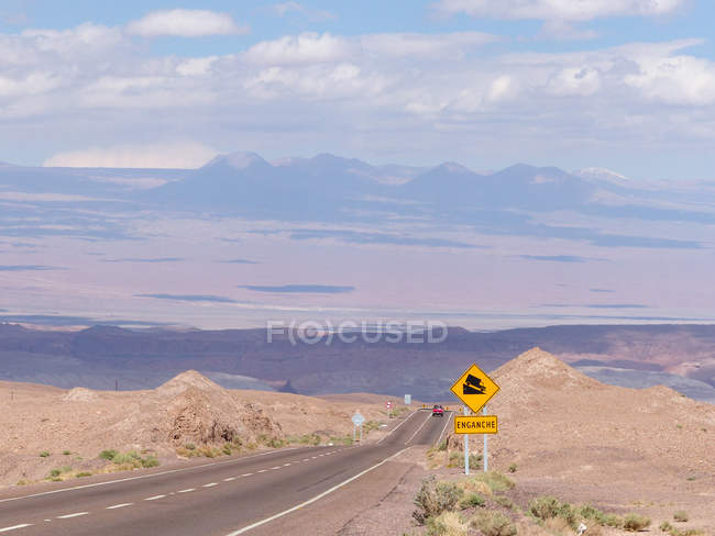 Чилі, де регіон Антофаґаста, вид на дорозі з Чилі до напрямку San Pedro пустелі — стокове фото