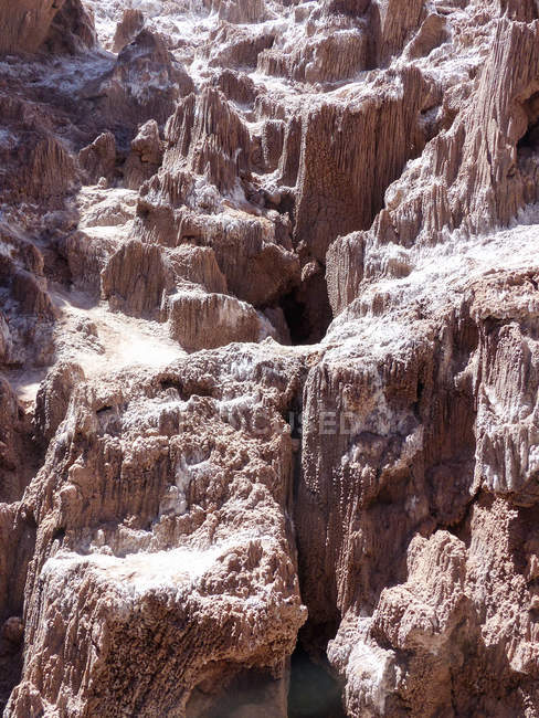Chile, Región de Antofagasta, El Loa, Valle de la Luna, textura rocosa a la luz del sol - foto de stock