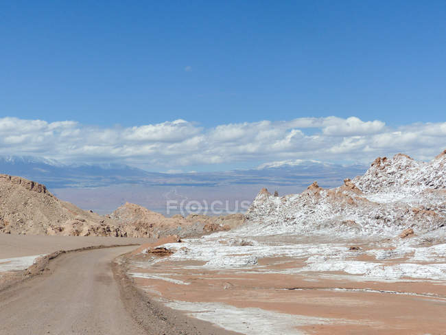 Cile, Region de Antofagasta, El Loa, Valle de la Luna, strada con roccia salmastra — Foto stock