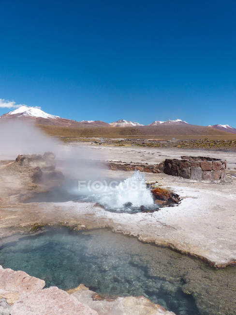Cile, Regione di Antofagasta, El Loa, Geyser El Tatio, cratere vista lago — Foto stock