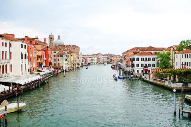 Italia, Véneto, Venecia, vista desde el puente sobre el canal - foto de stock