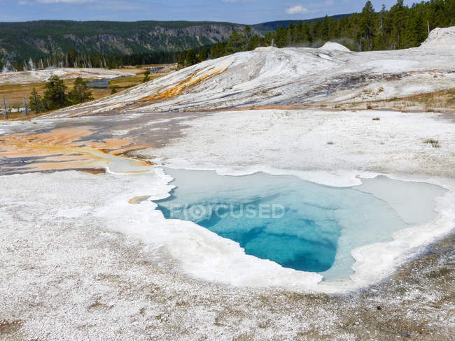 Estados Unidos, Wyoming, Parque Nacional de Yellowstone, geología colorida - foto de stock
