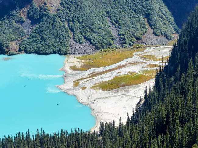 Canada, Alberta, Division No. 15, vista panorámica del lago Louise desde arriba - foto de stock