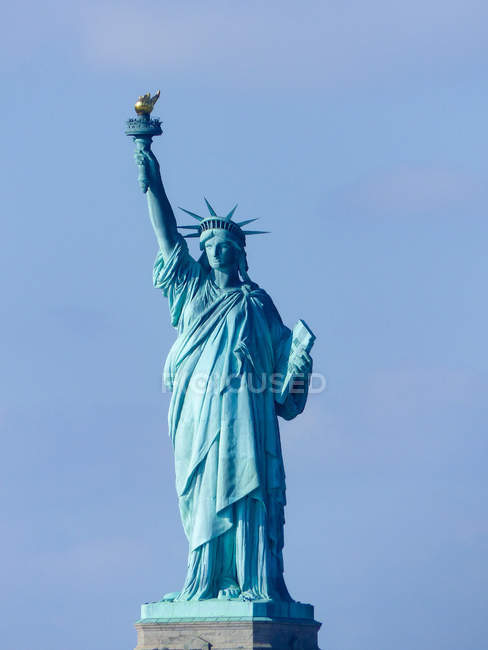 США, Нью-Йорк, Нью-Йорк, Статуя Свободы на фоне голубого неба — стоковое фото