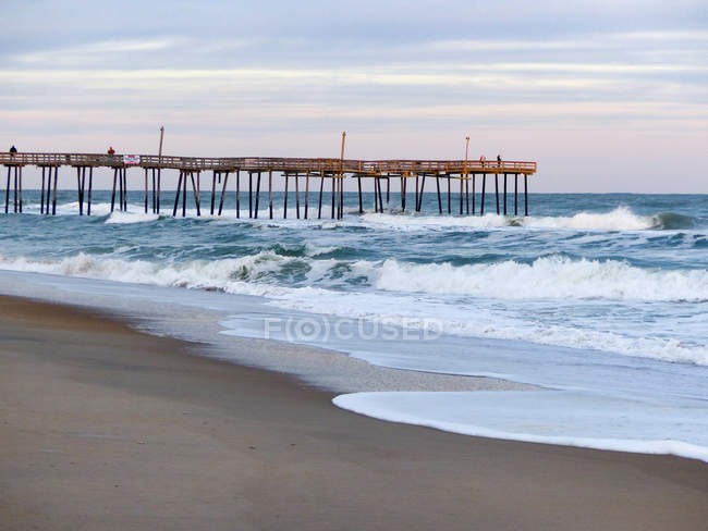 USA, North Carolina, Rodanthe, Pier im Sonnenuntergang — Stockfoto