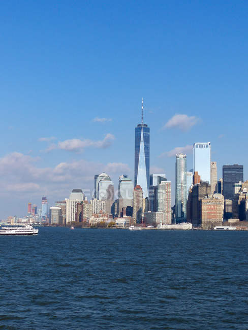 США, Нью-Йорк Сіті горизонт і вітрильний корабель і частковим видом — стокове фото