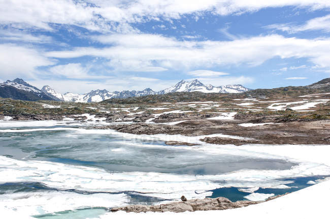 Suíça, Uri, Realp, The Furka Pass, Paisagem panorâmica com montanhas cobertas de neve — Fotografia de Stock
