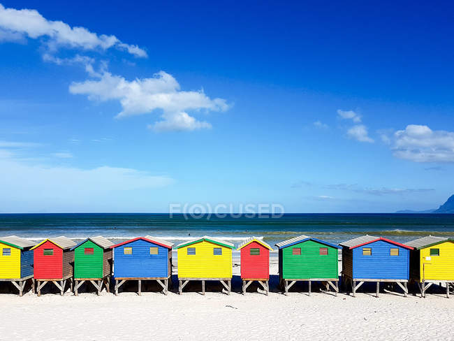 Южная Африка, Западный Кейп, пляж Кейптауна с цветными домиками на пляже — стоковое фото