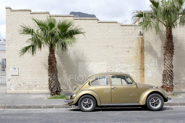 Южная Африка, Западный Кейп, Кейптаун, старый автомобиль на городской улице — стоковое фото