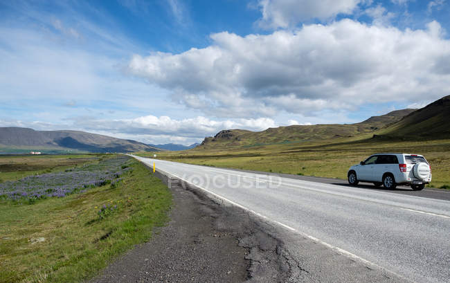 Исландия, автомобиль на дороге в районе Рейкьявика — стоковое фото