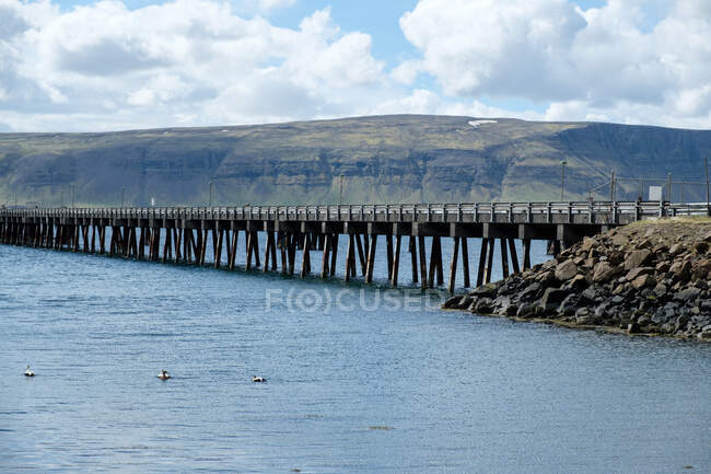 Islandia, Vesturland, embarcadero en el fiordo en la zona de la estación de caza de ballenas Pyrill. - foto de stock