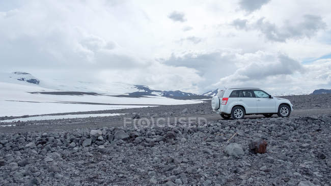 Исландия, Вестурланд, Ледник Ланджокулл, автомобиль, припаркованный на пустынном ландшафте — стоковое фото