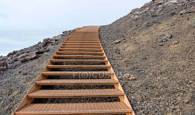 Vue des escaliers en fer menant au cratère de Saxholl, Islande — Photo de stock