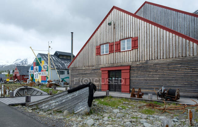 Islande, Islande, Fjallabygg, Siglufjrur (centre des captures de hareng). Ici vous pouvez voir le Musée de la capture du hareng. Les trois maisons lui appartiennent. — Photo de stock