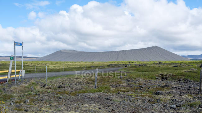 Vue de la route avec cratère lointain Hverfjall, Islande — Photo de stock