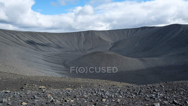 Cráter Hverfjall y paisaje montañoso bajo el cielo nublado, Islandia - foto de stock