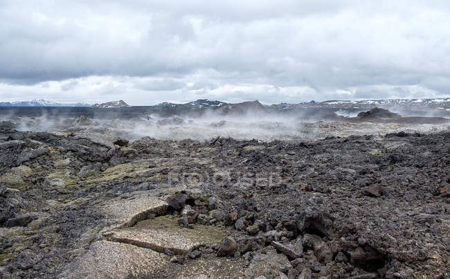 Dampfende Vulkanspalte und bewölkter Himmel, leirhnjukur, Island — Stockfoto
