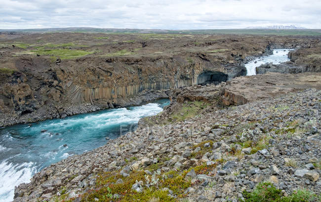 Cascada de Aldeyjarfoss y río que fluye entre rocas, Islandia - foto de stock