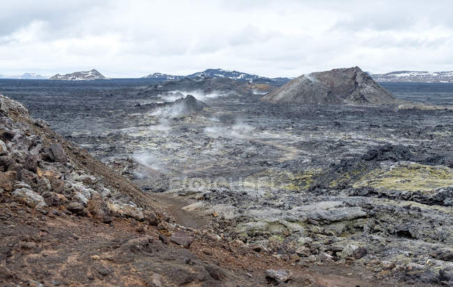 Vista panorámica de la hendidura volcánica humeante, Leirhnjukur, Islandia - foto de stock