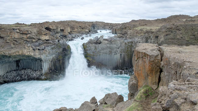 Erhöhter Blick auf den fließenden Aldeyjargoss-Wasserfall, Island — Stockfoto