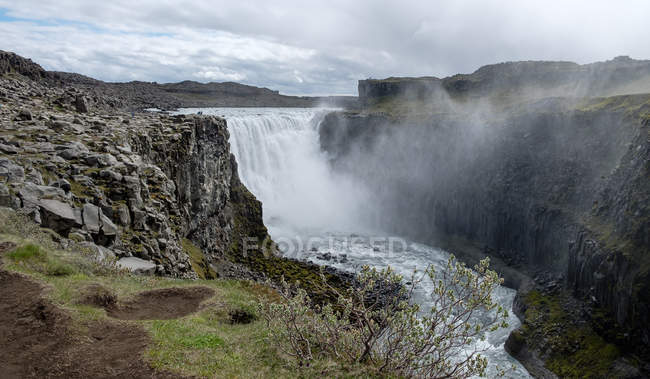 Dettifoss cachoeira com névoa sob céu nublado, Islândia — Fotografia de Stock