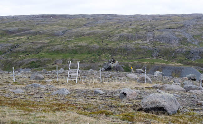 Paysage de collines avec clôtures et rochers, Islande — Photo de stock