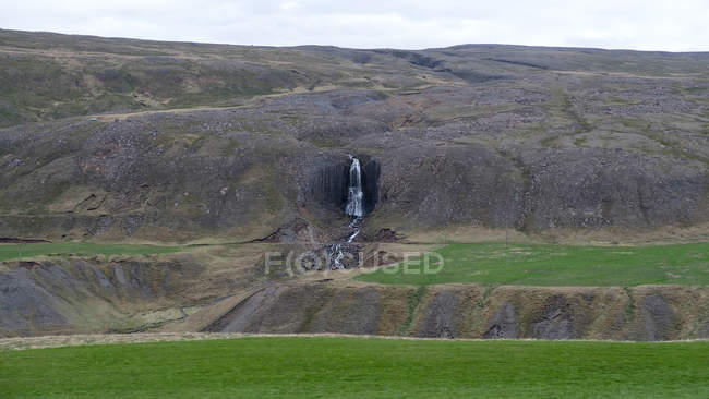 Vista lejana de la cascada de Dettifoss y el río Jokulsa, Islandia - foto de stock