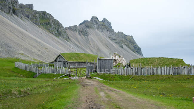 Islandia, Viking village Vestrahorn, el pueblo fue construido como un conjunto de películas. - foto de stock