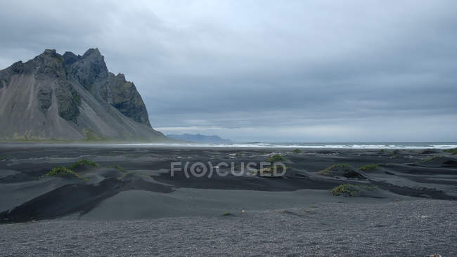Schwarze Sanddünen und Felsen, Island, sveitar flagi hornafjordrur — Stockfoto